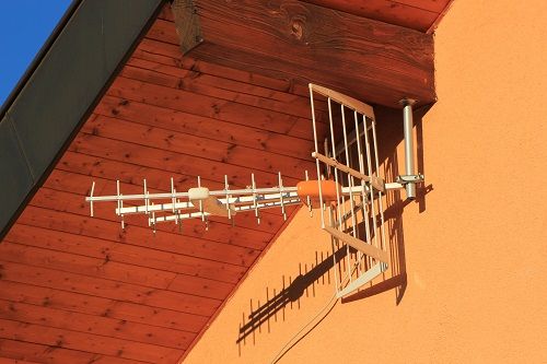 Antenna mounted on side of wall