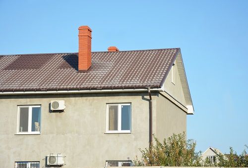 Casa con tetto di metallo